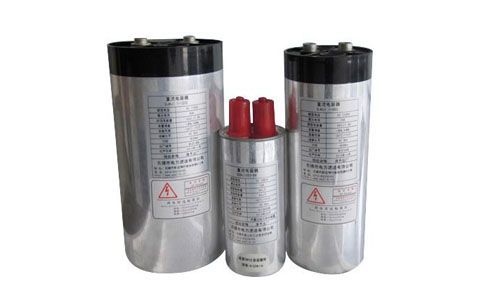 哪些環境會對電容器的性能產生影響？